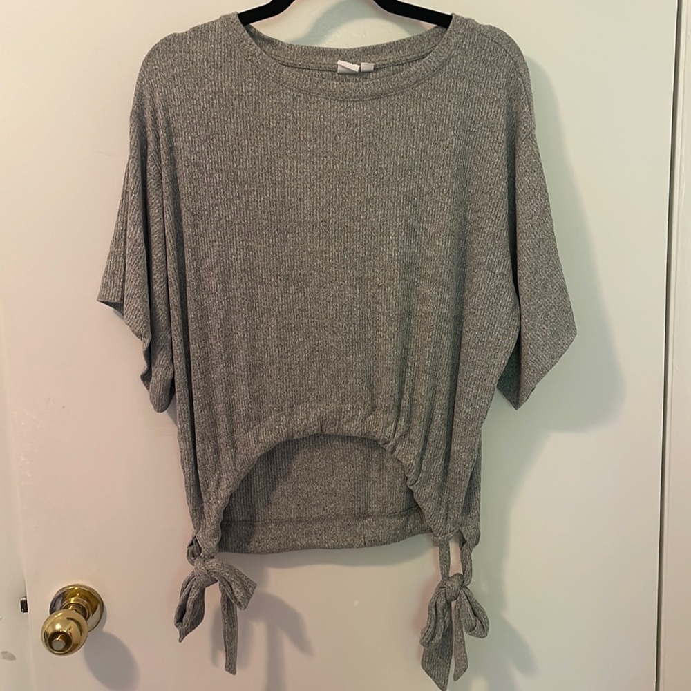 Grey GAP sweater with bows